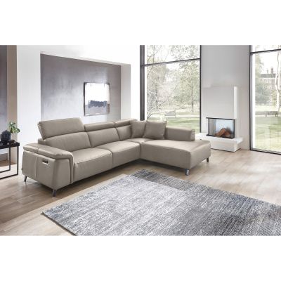 Großes beiges Ecksofa mit Recamiere in hellem Wohnzimmer mit Teppich, Kamin und bodentiefen Fenstern