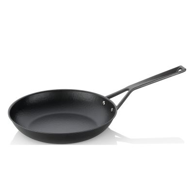 Runde schwarze Bratpfanne mit flachem Rand und langem Metallgriff vor weißem Hintergrund
