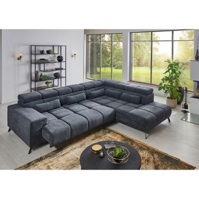 Ecksofa in dunkelgrauer Polsterung aus seitlicher Perspektive mit Blick auf Regal, große Fenster und Couchtisch