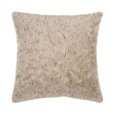 Beige Kissenhülle Flair, 45 × 45 cm, mit dichter hochfloriger Plüschstruktur auf der Vorderseite.