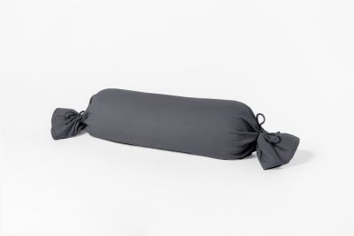 Zylindrische Nackenrolle mit Bezug in Anthrazit und seitlich gebundenen Stoffbändern, vollständig freigestellt dargestellt; Größe 15 x 40 cm.