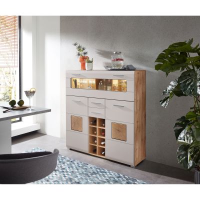 Highboard in Kaschmir und Eiche mit beleuchteten Glasfächern und integriertem Weinregal in modernem Esszimmer.