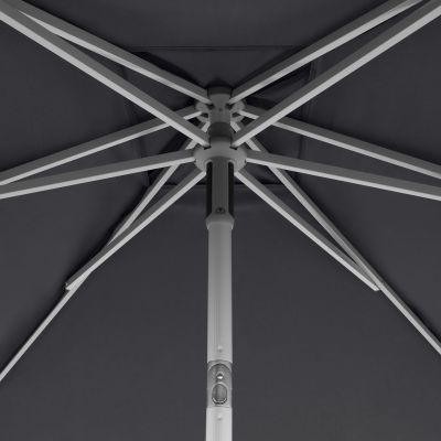 Nahaufnahme des hellgrauen Gestells eines dunkelgrauen Sonnenschirms von unten, mit stabilen Streben.