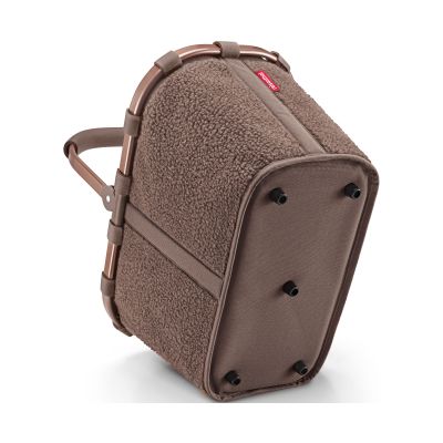Einkaufskorb von Reisenthel, Modell Carrybag, in Schokoladenbraun aus Teddyfleece, schräg von unten mit sichtbaren Standfüßen