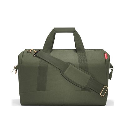 Reisetasche von Reisenthel, Modell Allrounder L, in Dunkelgrün mit goldfarbenen Metallteilen, seitlich von vorn mit Tragegriffen und Schultergurt.