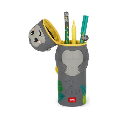 Graues 2-in-1-Silikon-Federmäppchen im Gorilla-Design, geöffnet und nach unten geschoben als Stiftebecher mit eingesetzten Stiften gezeigt.