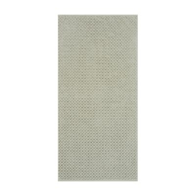 Duschtuch in der Farbe Seegras, flach auf weißem Hintergrund gezeigt; die fein geometrisch strukturierte Oberfläche ist über die gesamte Fläche sichtbar.