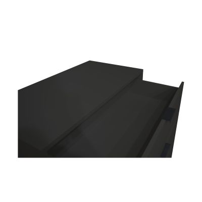 Detailaufnahme einer geöffneten Schublade einer schwarzen Kommode mit glatter Oberfläche und geradlinigem Design