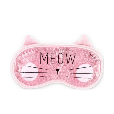 Rosa Gel-Augenmaske im Katzen-Design, frontal mit geschlossenen Augen und Tierohren gezeigt.