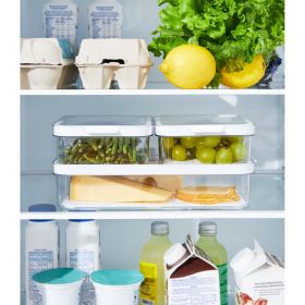 Mehrere transparente Kühlschrank-Organizer mit Lebensmitteln auf Kühlschrankablagen