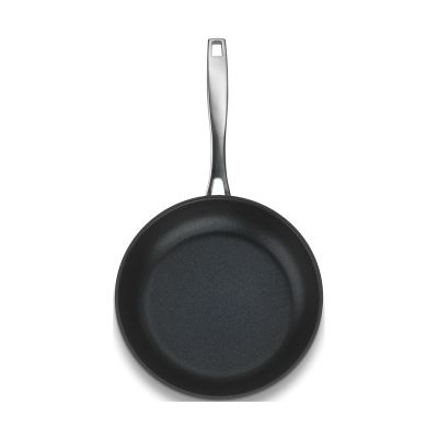 Leere runde Bratpfanne mit schwarzer Innenfläche und nach oben ausgerichtetem Metallgriff