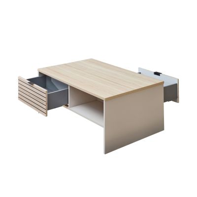 Schrägansicht eines Couchtisches aus hellem Holz mit zwei geöffneten Schubladen und einer offenen Ablagefläche darunter.