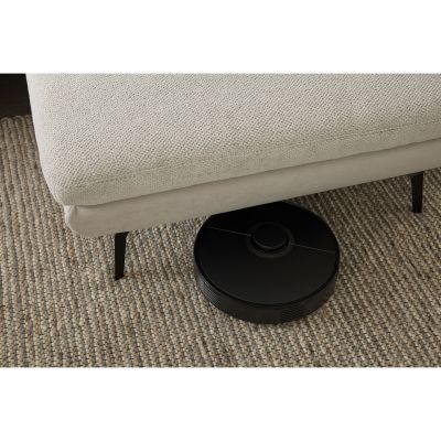 Unterseite der Recamiere der Interliving Sofa Serie 4304 mit sichtbarer Bodenfreiheit und Staubsaugerroboter darunter