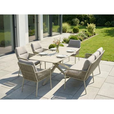 Gartenbank mit passenden Stühlen und Tisch im Außenbereich auf einer Terrasse