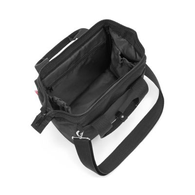 Umhängetasche von Reisenthel, Modell Allrounder Cross, in Schwarz, von oben geöffnet mit sichtbaren Innenfächern und Schultergurt.