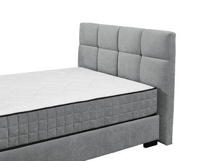 Boxspringbett „Wind 89 anthrazit“ aus schräger Perspektive nahe am Kopfteil aufgenommen, anthrazitfarbener Stoffbezug, Details von Matratze und Kopfteil sichtbar