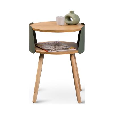 Runder Beistelltisch mit zwei Holzplatten, grünen Seitenblenden und vier Holzbeinen, dekoriert mit einer grünen Vase, einer weißen Tasse und einer Zeitschrift auf der unteren Ablage