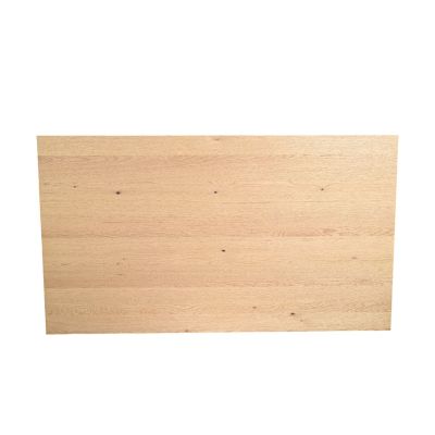 Nahaufnahme einer Holzplatte mit sichtbarer Maserung und natürlicher Oberfläche