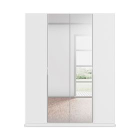 Frontansicht eines weißen 4-türigen Kleiderschranks mit durchgehender Spiegelfläche und minimalistischem Design