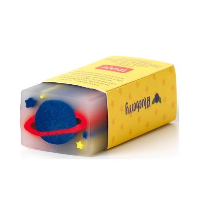 Dunkler Duft-Radiergummi mit Planetenmotiv, schräg mit bedruckter Papierbanderole dargestellt.