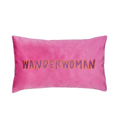 Pinke Kissenhülle Letters, 30 × 50 cm, mit großem Schriftzug „WANDERWOMAN“ in kontrastierenden Farben.