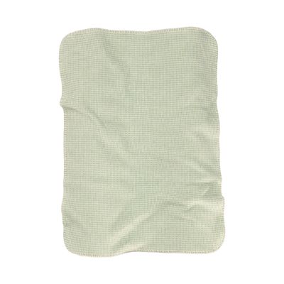 Einfarbig hellgrüne Babydecke Cotton green mit abgerundeten Ecken auf weißem Hintergrund.