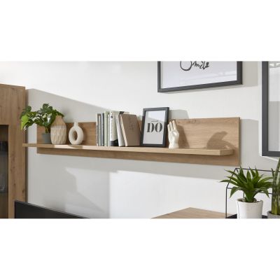 Interliving 2110 Wandboard in Holzoptik an der Wand montiert mit Büchern und Dekoration