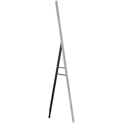 Standspiegel Britt in Silber, in schmaler Seitenansicht, sodass Rahmenprofil und Tiefe erkennbar sind; Maße ca. 40 x 160 x 4 cm.