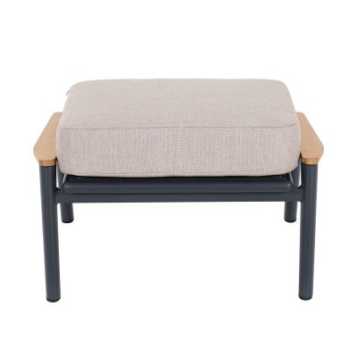 Gartenhocker mit schlichten Linien, Holzapplikationen und wetterfestem Polster in hellem Beige.
