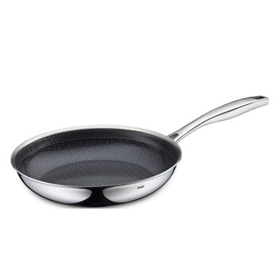 Schwarze Bratpfanne mit Edelstahlgriff auf hellem Hintergrund