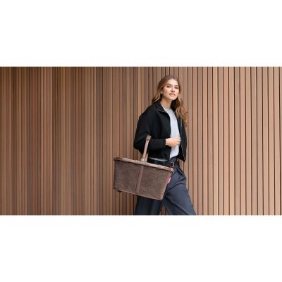 Einkaufskorb von Reisenthel, Modell Carrybag, in Schokoladenbraun aus Teddyfleece, von einer Person am Tragegriff getragen