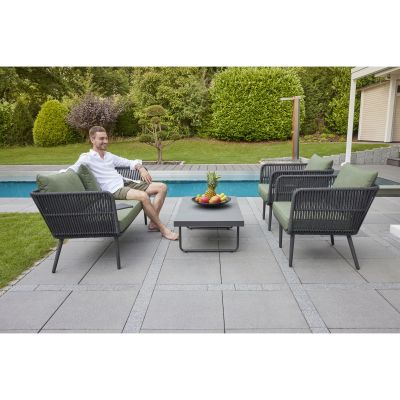 Gartenlounge mit Sofa Sesseln und Tisch auf einer Terrasse im Außenbereich mit sitzender Person