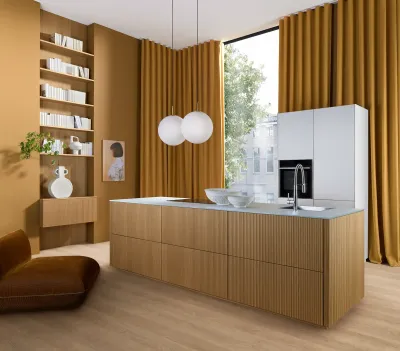 Moderne Nolte Neo Küche neoLODGE mit gerillten Eichenfronten, Diamantglas Arbeitsflächen und matten weißen Schrankfronten