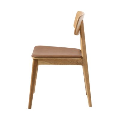 Seitenansicht eines modernen Stuhls aus massiver Eiche mit brauner Sitzfläche und ergonomisch geformter Rückenlehne