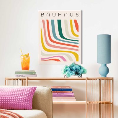 Das Wandbild „Bauhaus Colourful“ in Mehrfarbig, 40 × 50 cm, hängt in einem eingerichteten Wohnraum und zeigt die Größenwirkung an der Wand.