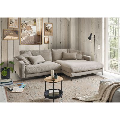 Ecksofa mit Ottomane in Wohnraumsituation mit Teppich und Couchtisch