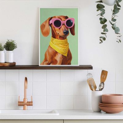 Das Wandbild „Funny Dachshund“ in Mehrfarbig, 20 × 30 cm, hängt in einem eingerichteten Wohnraum und zeigt die Größenwirkung an der Wand.