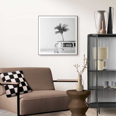Das Wandbild „Summer Vibe“ in Schwarz-Weiß, 50 × 50 cm, hängt in einem eingerichteten Wohnraum und zeigt die Größenwirkung an der Wand.