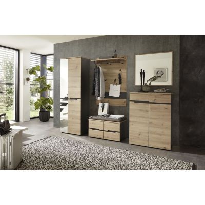 Eingestellter Eingangsbereich mit Garderoben-Set in Holzoptik, bestehend aus hohem Schrank, Wandpaneel, Sitzbank, Spiegel und Kommode, ergänzt durch Kleidung und Dekoration.