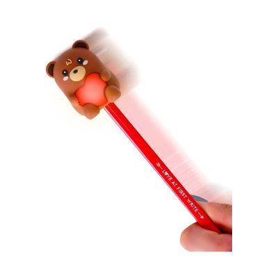 Brauner Leuchtstift mit Teddybär-Spitzerbehälter, in einer Hand mit leuchtendem Tieraufsatz dargestellt.