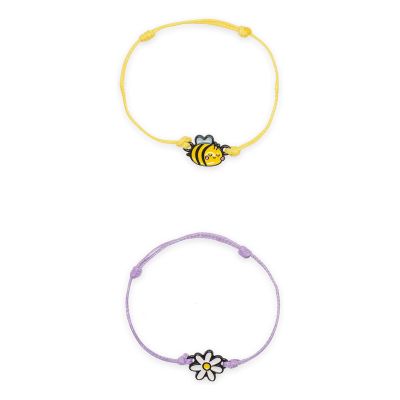 Zwei Armbänder mit Bienen- und Blumenanhänger, mit zwei Armbändern einzeln untereinander dargestellt.
