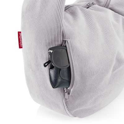 Detailaufnahme einer hellgrauen Reisenthel Cordtasche mit seitlichem Reißverschlussfach und Sonnenbrille