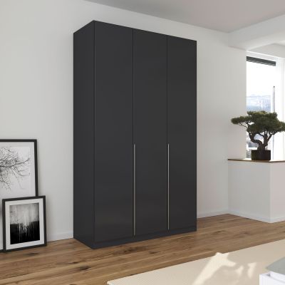 Großer grau-metallicer Kleiderschrank mit drei Türen in einem hell eingerichteten Schlafzimmer mit Holzfußboden