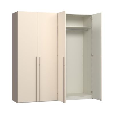 Mehrtüriger Kleiderschrank mit teilweise geöffneten Türen und sichtbarem Innenraum mit Einlegeboden und Kleiderstange