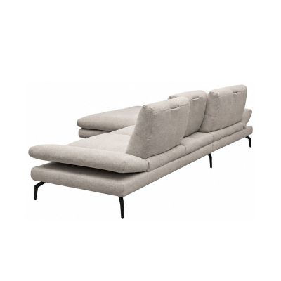 Schrägansicht des beigen Ecksofas von hinten mit stoffbezogenen Rückenlehnen, seitlich angewinkelten Armlehnen, großzügigem Longchair und schwarzen Metallfüßen