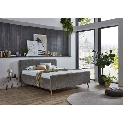 Polsterbett mit gepolstertem Rahmen in einem modern eingerichteten Schlafzimmer mit großer Fensterfront