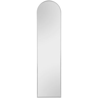 Standspiegel Britt in Silber, freigestellt in einer zweiten Gesamtansicht; zu sehen ist die hohe, schmale Form mit bogenförmig gerundetem oberen Abschluss und Standfuß; Maße ca. 40 x 160 x 4 cm.