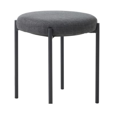 Hocker mit gepolsterter, dunkelgrauer Sitzfläche und vier schmalen schwarzen Metallbeinen, schräg aufgenommen.