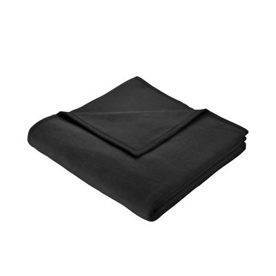 Gefaltete Wohndecke Cotton Home Schwarz in tiefem Schwarz mit schmal eingefasster Kante auf weißem Hintergrund.