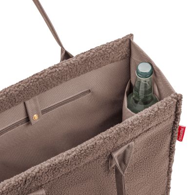Shopper von Reisenthel, Modell Daily Shopper, in Schokoladenbraun aus Teddyfleece, geöffnet mit sichtbarem Innenfach und Flaschenhalter